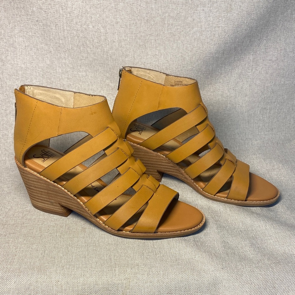 Sofft Women's Leather Mustard Strappy Heeled Sandals. Size 10M New.